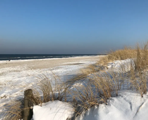 Strand mit Schnee und Eis Strand mit Schnee und Eis
