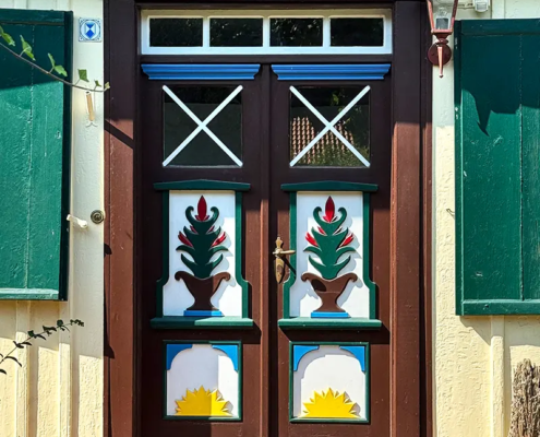 Handwerkskunst - Blick auf traditionelle Tür Bild Handwerkskunst - Blick auf traditionelle Tür