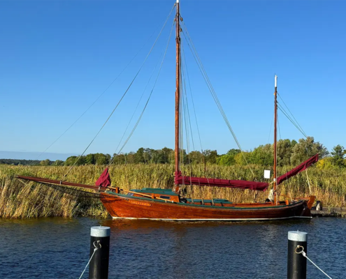 Segelboot im Hafen Wieck Bild Segelboot im Hafen Wieck