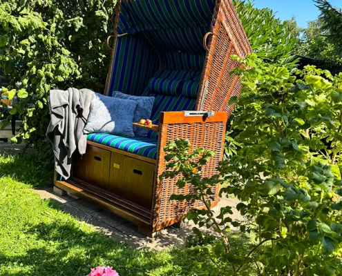 Strandkorb im Garten Bild Strandkorb im Garten